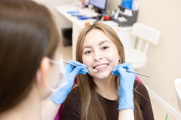 Ask A Cosmetic Dentist: Should I Choose Dental Bonding Or Veneers?